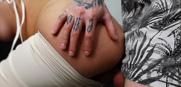  The girl, the tattoo master, sucked the penis and gave herself up to the client after the tattoo session!